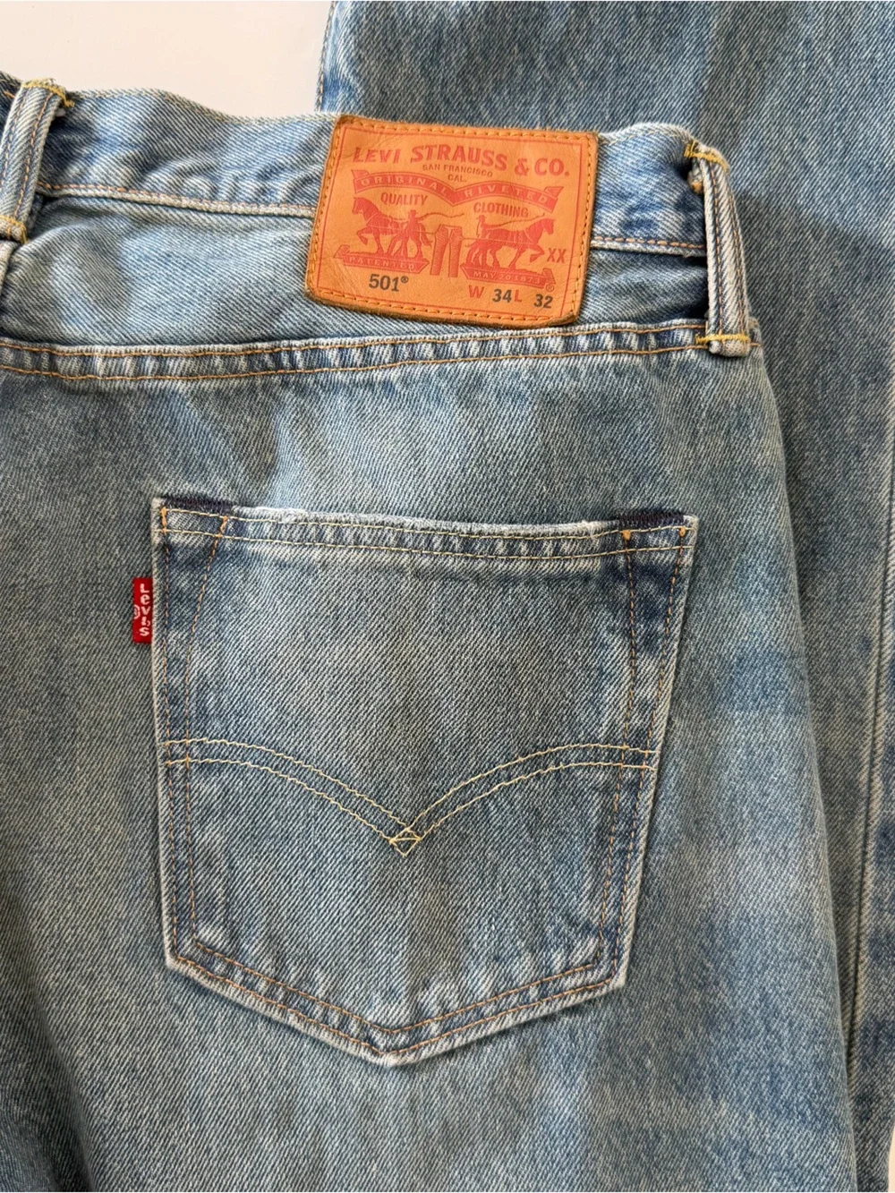 Levi’s Jeans Mens 34 x 31* 501 Original Fit Straight Leg Button Fly Distressed